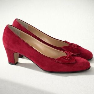 Gucci VTG Suede Heels, almond toe, bow accents, EUC, red, sz 7.5